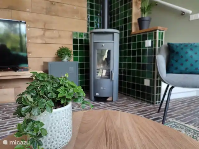 De woonkamer heeft een fijne houtkachel. We zorgen voor voldoende hout. Sfeervolle warmte.